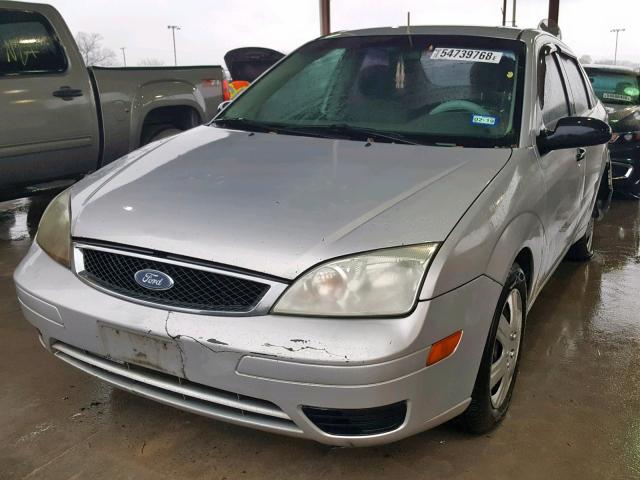 1FAFP34N85W143222 - 2005 FORD FOCUS ZX4 SILVER photo 2