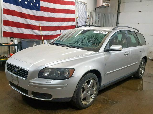 YV1MJ682952074899 - 2005 VOLVO V50 T5 SILVER photo 2