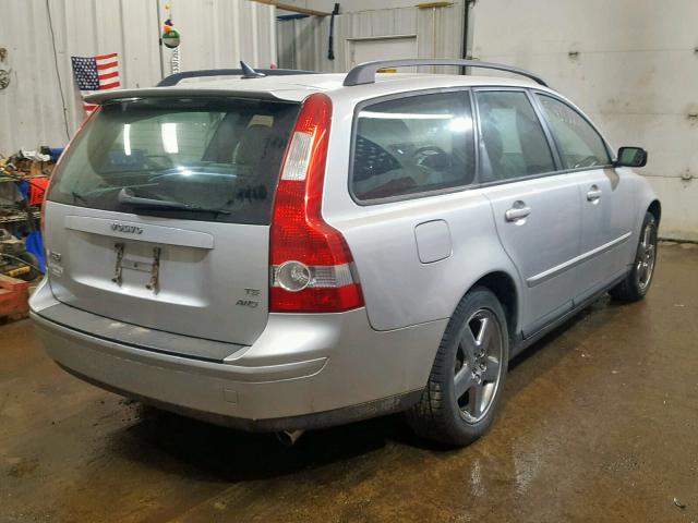 YV1MJ682952074899 - 2005 VOLVO V50 T5 SILVER photo 4