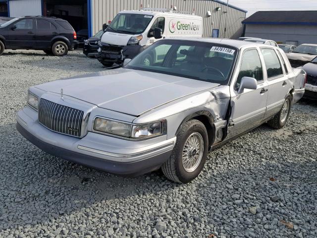 1LNLM82W6VY629171 - 1997 LINCOLN TOWN CAR S SILVER photo 2