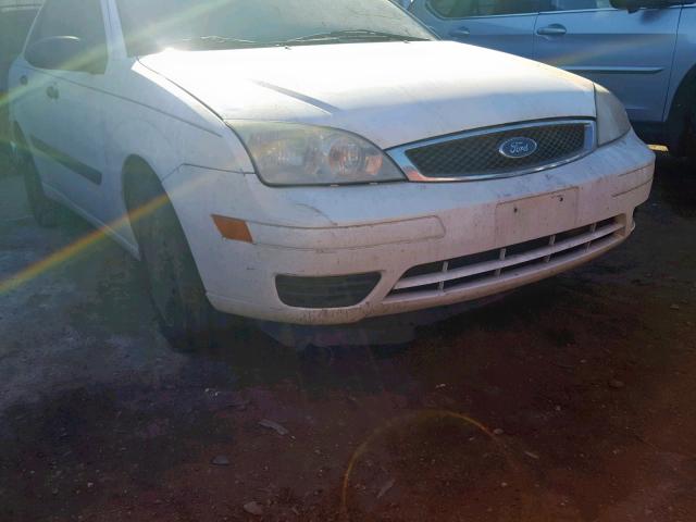 1FAFP34N77W103068 - 2007 FORD FOCUS ZX4 WHITE photo 9