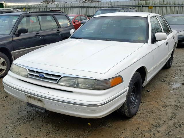 2FALP71W4TX116902 - 1996 FORD CROWN VICT WHITE photo 2