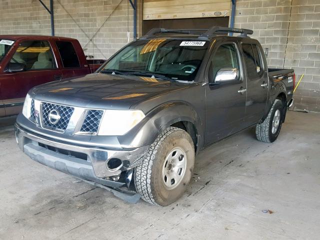 1N6AD07U86C454471 - 2006 NISSAN FRONTIER C GRAY photo 2