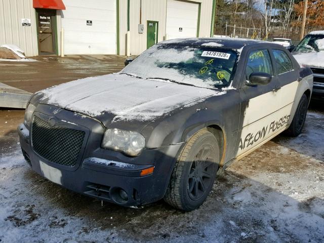 2C3AA63H15H135730 - 2005 CHRYSLER 300C BLACK photo 2