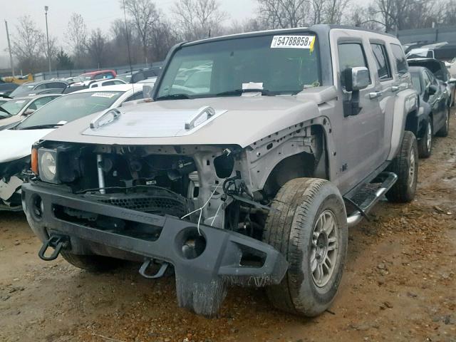 5GTDN136X68133893 - 2006 HUMMER H3 SILVER photo 2