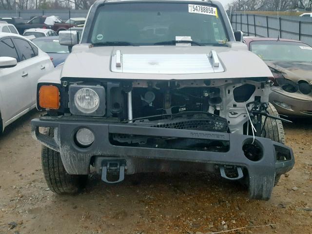 5GTDN136X68133893 - 2006 HUMMER H3 SILVER photo 9