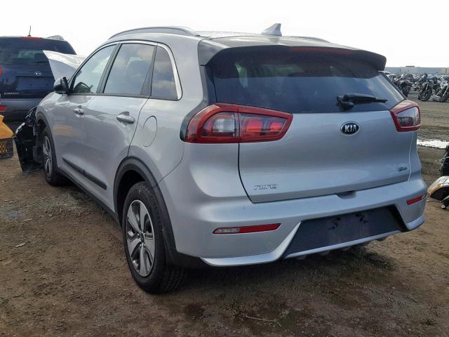 KNDCB3LCXJ5132752 - 2018 KIA NIRO FE SILVER photo 3