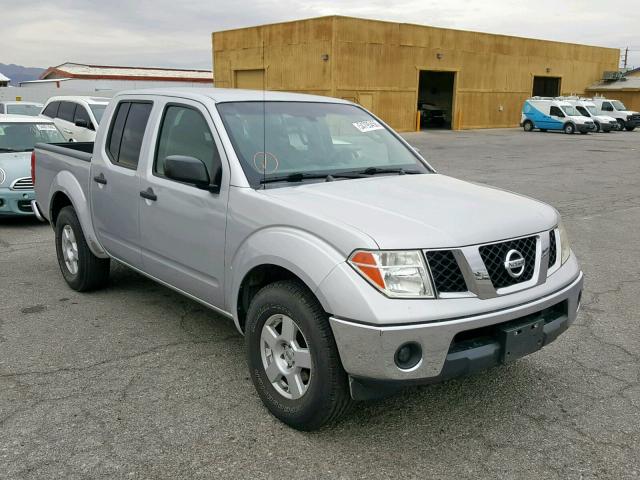 1N6AD07U46C476659 - 2006 NISSAN FRONTIER C SILVER photo 1