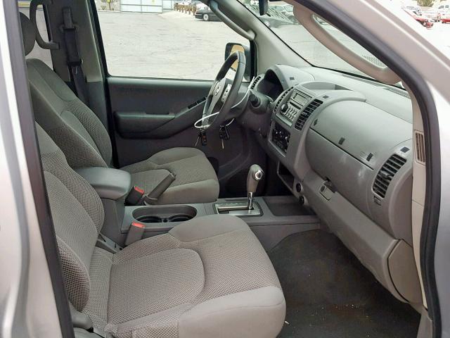 1N6AD07U46C476659 - 2006 NISSAN FRONTIER C SILVER photo 5