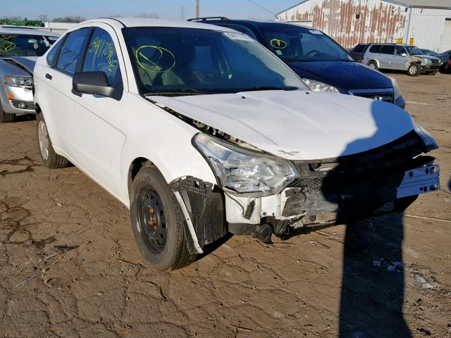 1FAHP34NX8W132882 - 2008 FORD FOCUS S/SE WHITE photo 1