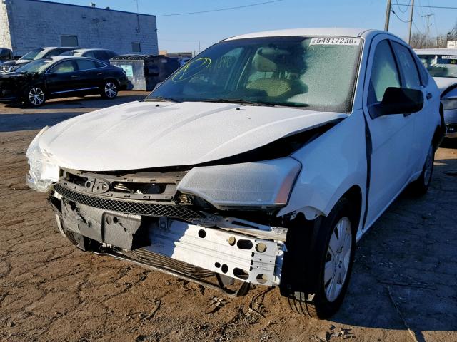 1FAHP34NX8W132882 - 2008 FORD FOCUS S/SE WHITE photo 2