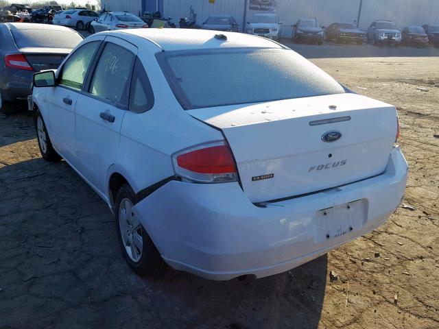 1FAHP34NX8W132882 - 2008 FORD FOCUS S/SE WHITE photo 3