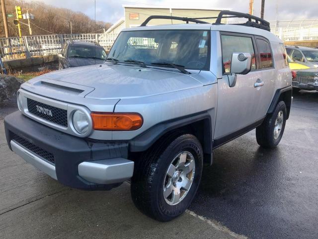 JTEBU11F770070803 - 2007 TOYOTA FJ CRUISER SILVER photo 2