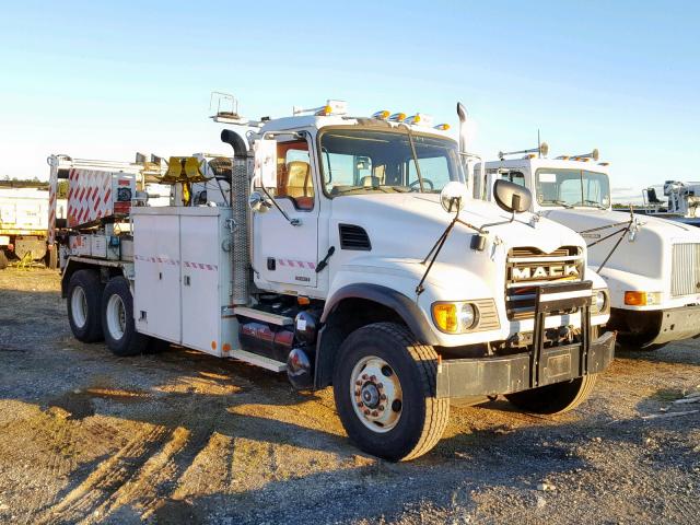 1M2AG11C64M012775 - 2004 MACK 700 CV700 WHITE photo 1