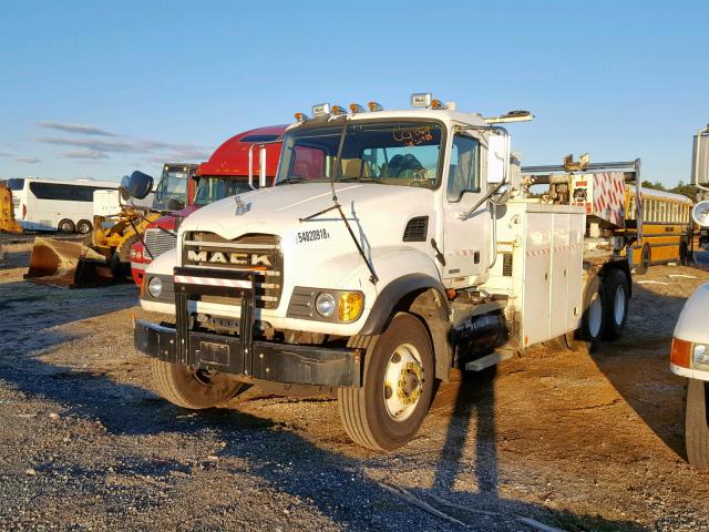 1M2AG11C64M012775 - 2004 MACK 700 CV700 WHITE photo 2