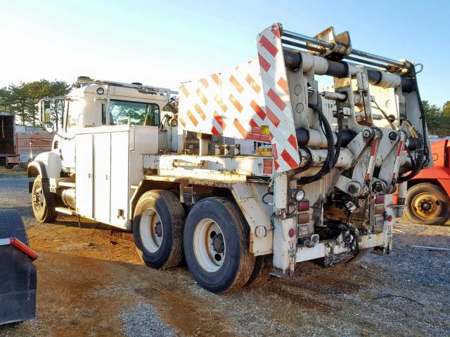 1M2AG11C64M012775 - 2004 MACK 700 CV700 WHITE photo 3