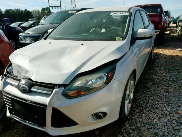 1FAHP3N22CL381207 - 2012 FORD FOCUS TITA WHITE photo 2