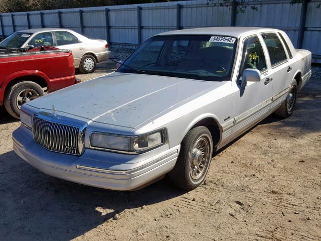 1LNLM81W6VY683409 - 1997 LINCOLN TOWN CAR E SILVER photo 2