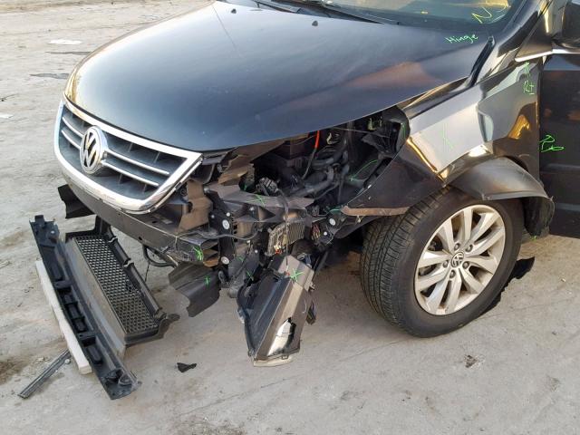 2C4RVABGXDR724749 - 2013 VOLKSWAGEN ROUTAN SE BLACK photo 9