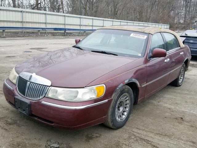 1LNHM83WX1Y706588 - 2001 LINCOLN TOWN CAR C BURGUNDY photo 2