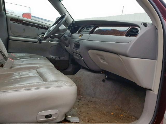 1LNHM83WX1Y706588 - 2001 LINCOLN TOWN CAR C BURGUNDY photo 5