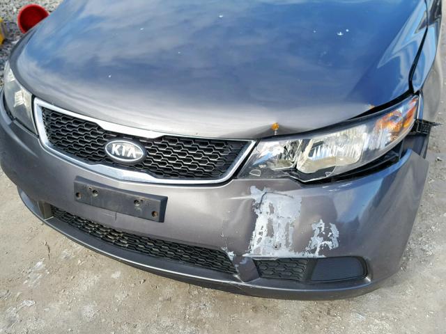 KNAFU4A22D5683542 - 2013 KIA FORTE EX GRAY photo 9