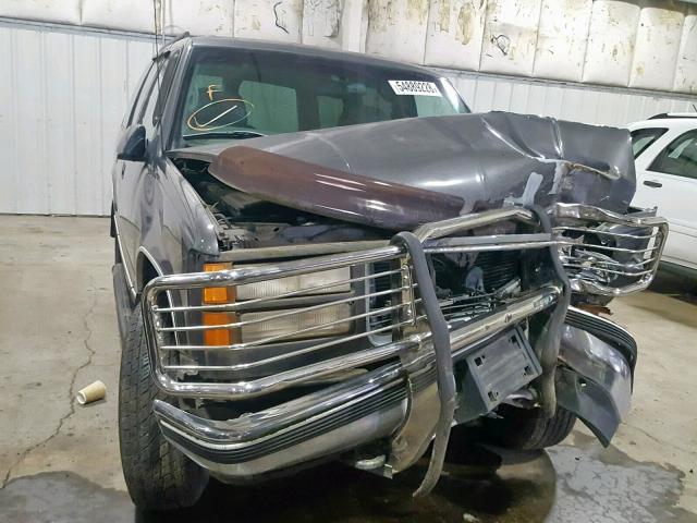 1GKEK13R1XJ720495 - 1999 GMC YUKON GRAY photo 9