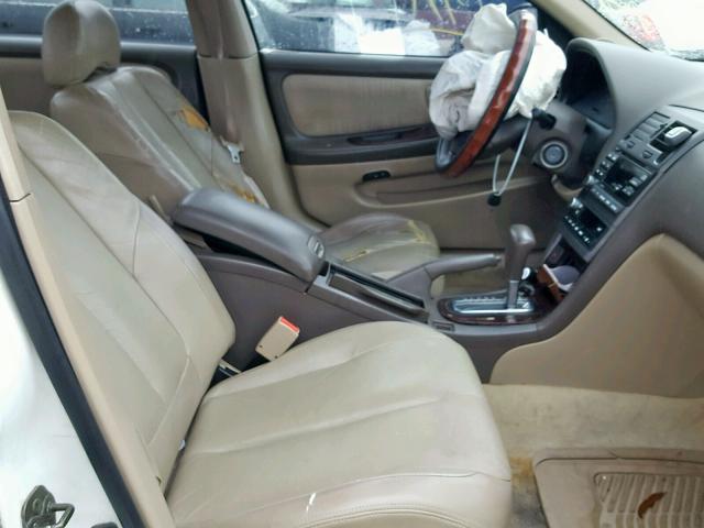 JN1CA31D91T601374 - 2001 NISSAN MAXIMA GXE WHITE photo 5