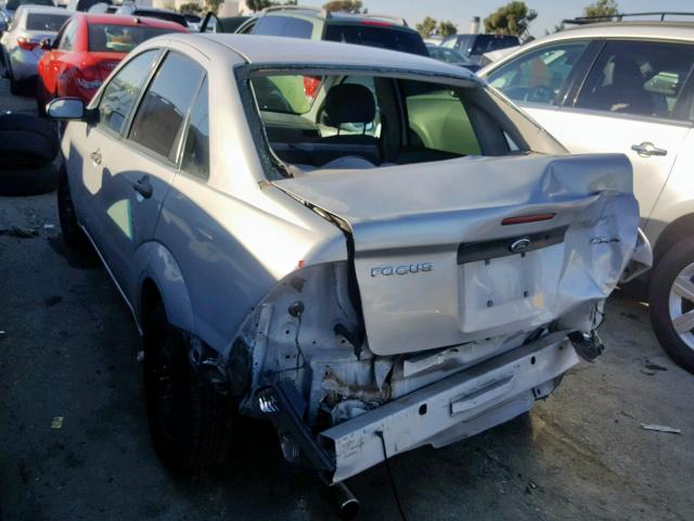 1FAHP34N95W165447 - 2005 FORD FOCUS ZX4 SILVER photo 3