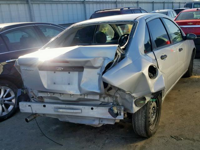 1FAHP34N95W165447 - 2005 FORD FOCUS ZX4 SILVER photo 4