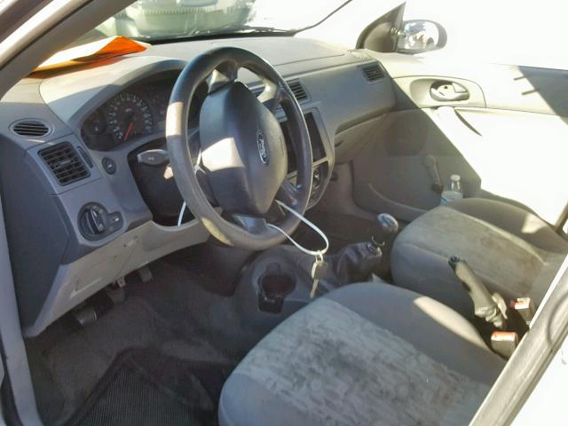 1FAHP34N95W165447 - 2005 FORD FOCUS ZX4 SILVER photo 5