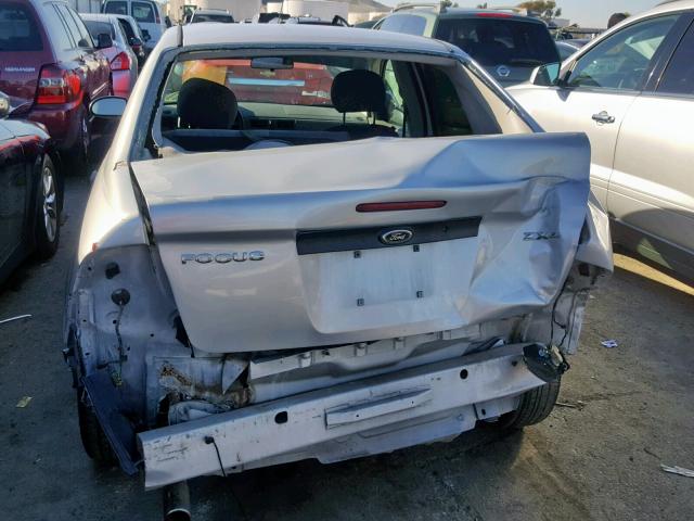 1FAHP34N95W165447 - 2005 FORD FOCUS ZX4 SILVER photo 9