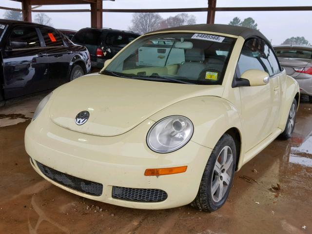 3VWRF31Y76M307695 - 2006 VOLKSWAGEN NEW BEETLE YELLOW photo 2