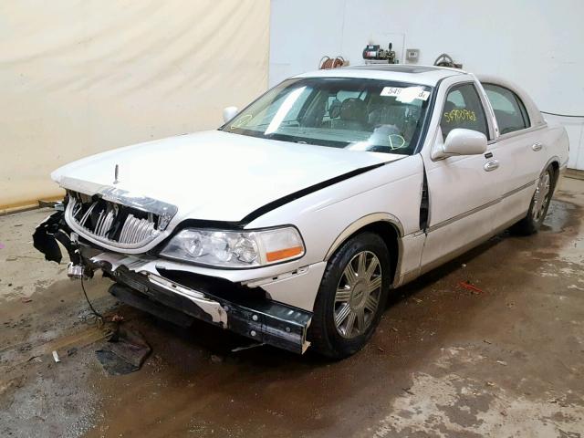 1LNHM83W74Y671206 - 2004 LINCOLN TOWN CAR U WHITE photo 2