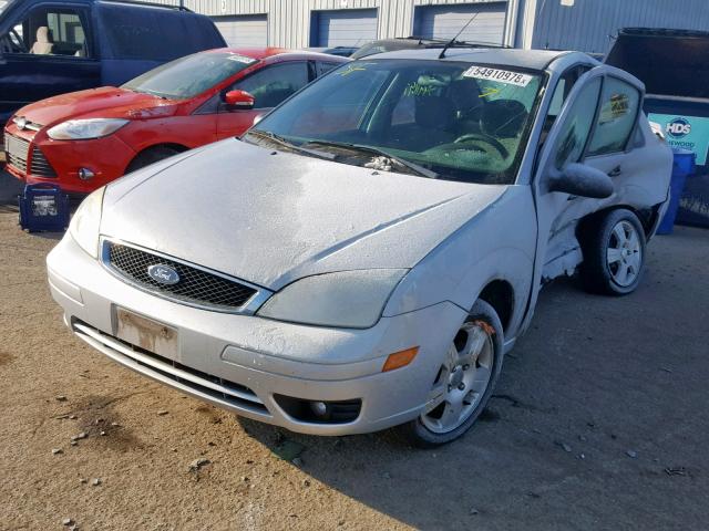 1FAFP34N77W309717 - 2007 FORD FOCUS ZX4 SILVER photo 2