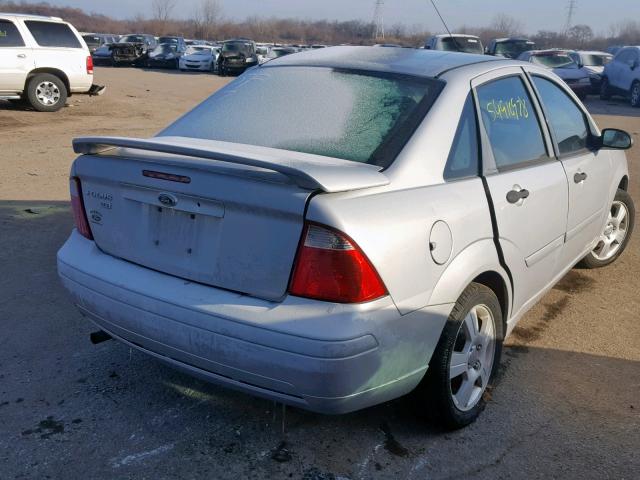 1FAFP34N77W309717 - 2007 FORD FOCUS ZX4 SILVER photo 4