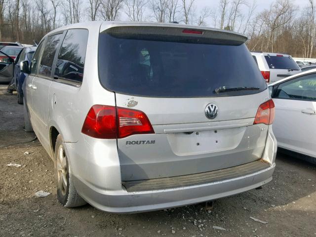 2V4RW3D18AR324627 - 2010 VOLKSWAGEN ROUTAN SE GRAY photo 3