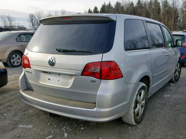 2V4RW3D18AR324627 - 2010 VOLKSWAGEN ROUTAN SE GRAY photo 4