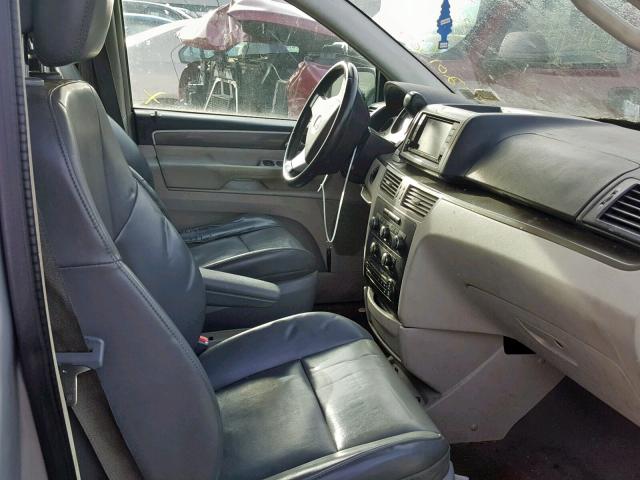 2V4RW3D18AR324627 - 2010 VOLKSWAGEN ROUTAN SE GRAY photo 5