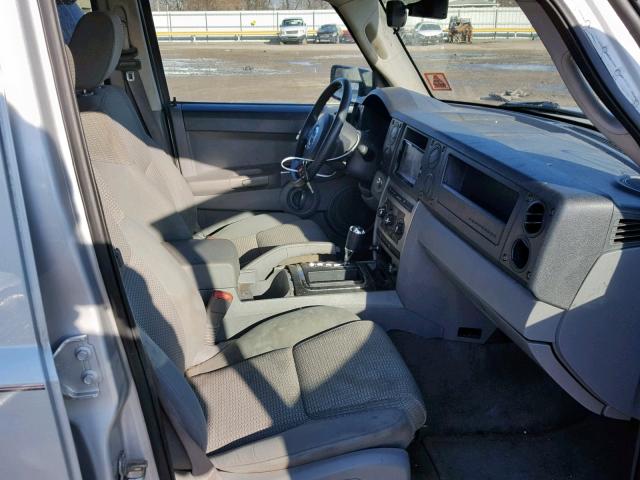 1J8HG48K86C270878 - 2006 JEEP COMMANDER SILVER photo 5
