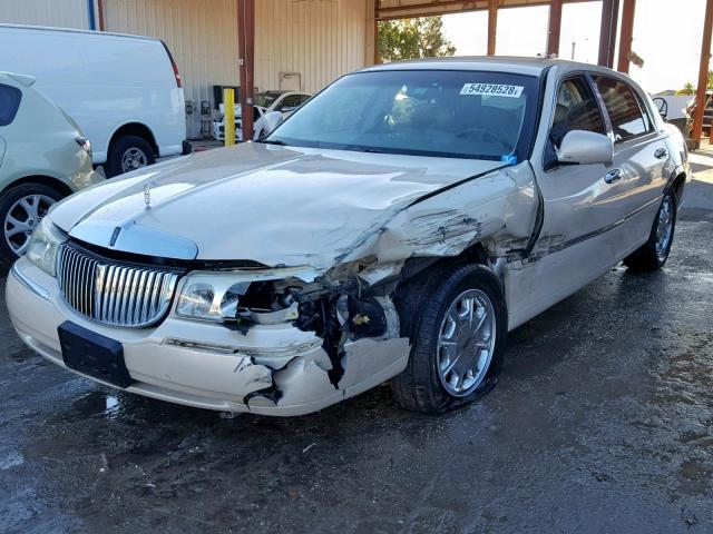 1LNHM82W71Y698225 - 2001 LINCOLN TOWN CAR S WHITE photo 2