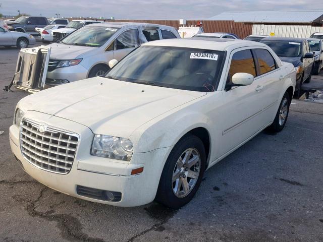 2C3KA53G96H243696 - 2006 CHRYSLER 300 TOURIN WHITE photo 2