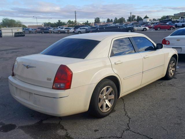 2C3KA53G96H243696 - 2006 CHRYSLER 300 TOURIN WHITE photo 4