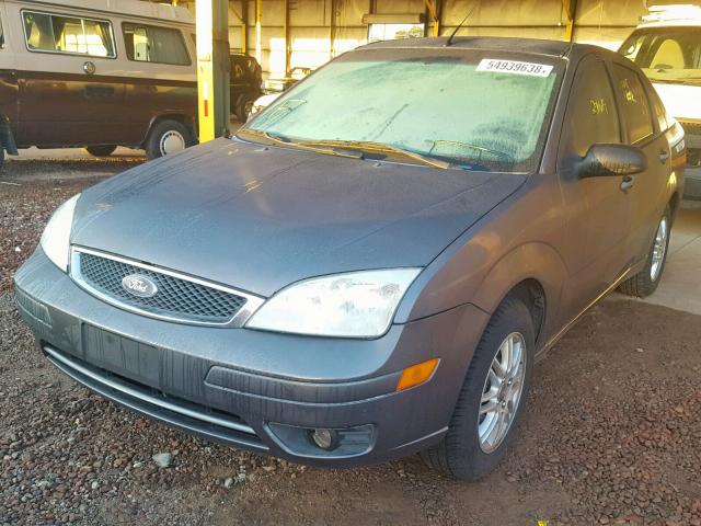 1FAHP34N26W254567 - 2006 FORD FOCUS ZX4 GRAY photo 2