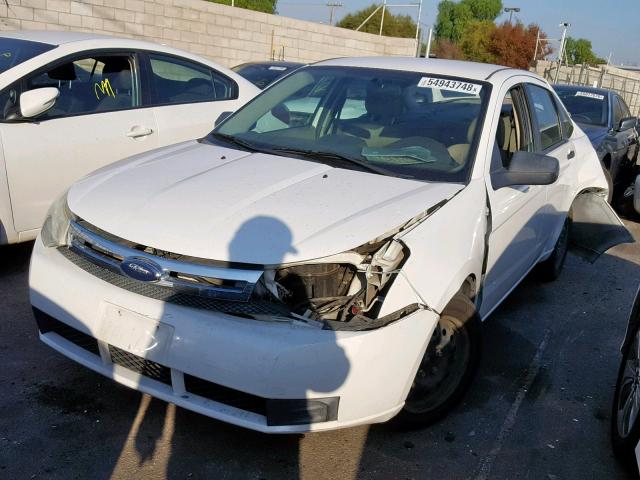 1FAHP34N58W186980 - 2008 FORD FOCUS S/SE WHITE photo 2