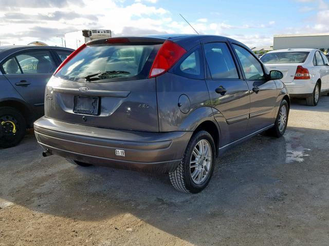 3FAFP37364R111056 - 2004 FORD FOCUS ZX5 GRAY photo 4