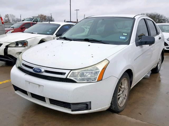 1FAHP34N68W132961 - 2008 FORD FOCUS S/SE WHITE photo 2