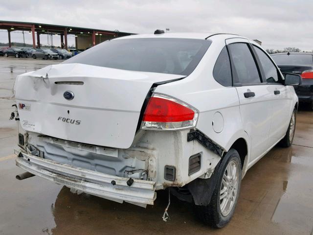 1FAHP34N68W132961 - 2008 FORD FOCUS S/SE WHITE photo 4