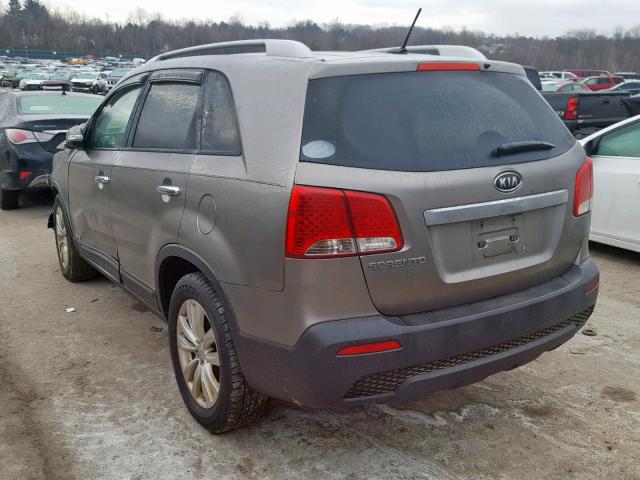 5XYKTDA26BG047702 - 2011 KIA SORENTO BA GRAY photo 3