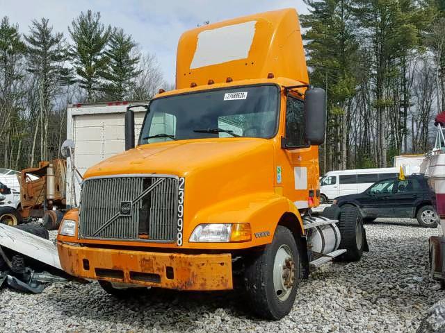 4V4M19GF02N335329 - 2002 VOLVO VN VNM ORANGE photo 2